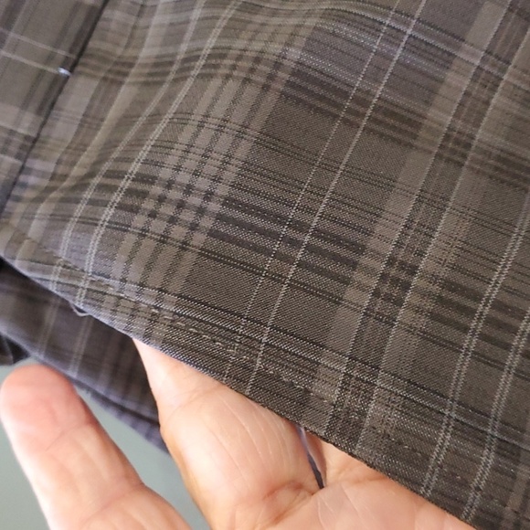 HAGGAR, dark plaid mens shorts, size 40, stretch waist. 100% polyester. - Picture 4 of 10